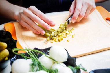 Rus salatası Olivier hazırlanıyor