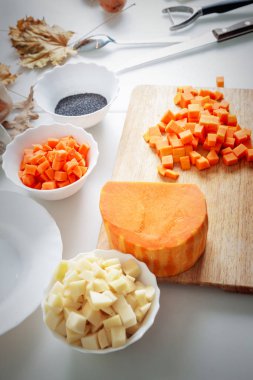 Malzemeler ve baharat balkabağı çorbası hazırlama