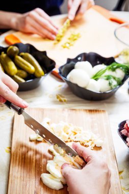 Rus salatası Olivier hazırlanıyor