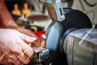 Taşlama tezgahı üzerinde çelik kütük keskinleştirme