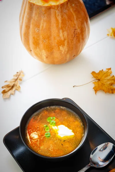 Kürbis- und Karottensuppe mit Sahne und Petersilie — Stockfoto