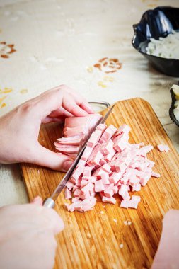 Rus salatası Olivier hazırlanıyor