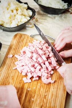 Rus salatası Olivier hazırlanıyor