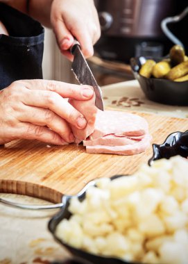 Rus salatası Olivier hazırlanıyor