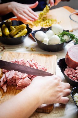 Rus salatası Olivier hazırlanıyor