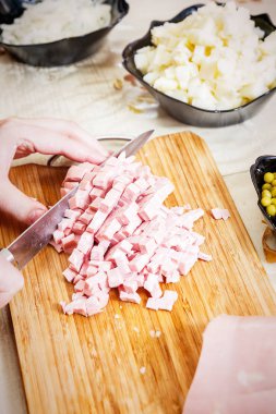 Rus salatası Olivier hazırlanıyor