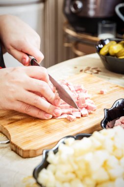 Rus salatası Olivier hazırlanıyor