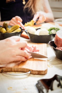 Rus salatası Olivier hazırlanıyor