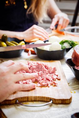 Rus salatası Olivier hazırlanıyor