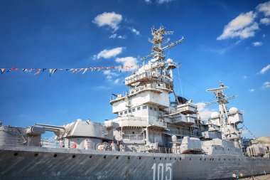 Novorossiysk, Rusya, 02 Mayıs 2016: Sovyet savaş gemisi Mikhail Kutuzov Port