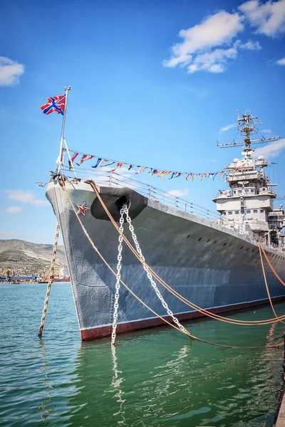 Novorossiysk, Oroszország, 2016. május 02.: Szovjet hadihajó Mihail Kutuzov kikötő — Stock Fotó