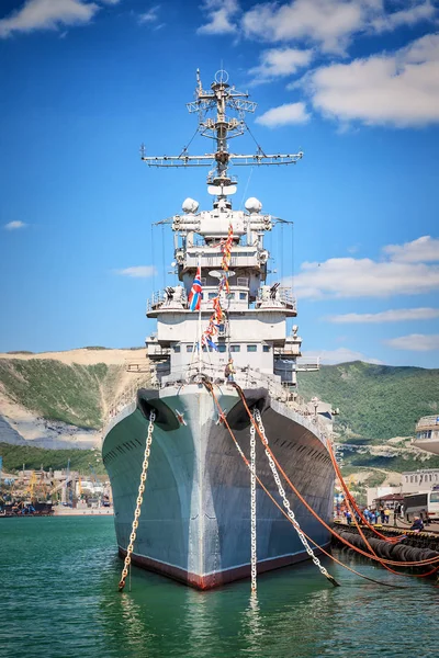 Novorossiysk, russland, 02. Mai 2016: Sowjetisches Kriegsschiff Michail Kutusow im Hafen — Stockfoto