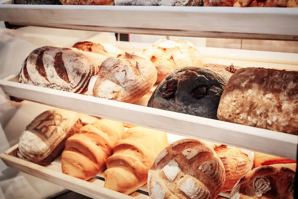 Diferentes tipos de pan y panecillos — Foto de Stock
