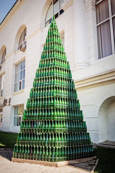 Pirámide de botellas vacías de champán —  Fotos de Stock