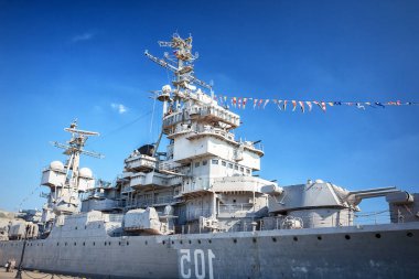 Novorossiysk, Rusya, 02 Mayıs 2016: Sovyet savaş gemisi Mikhail Kutuzov Port