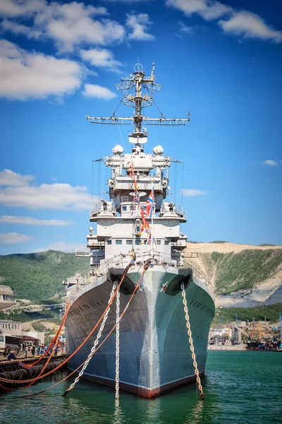 Novorossiysk, russland, 02. Mai 2016: Sowjetisches Kriegsschiff Michail Kutusow im Hafen — Stockfoto