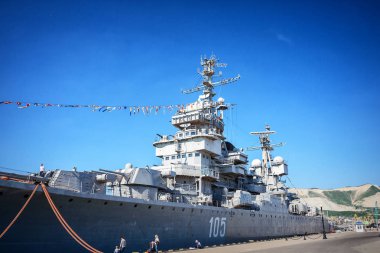 Novorossiysk, Rusya, 02 Mayıs 2016: Sovyet savaş gemisi Mikhail Kutuzov Port