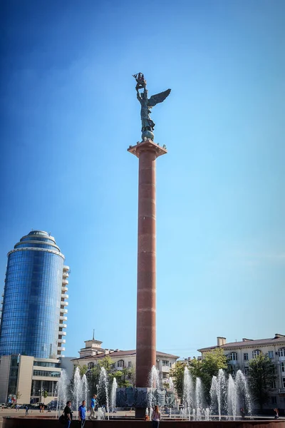 ノヴォロシースク ロシア連邦 2016 ノヴォロシースク フォーラム広場で提督セレブリャコフの堤防 ロシアの栄光海 彫刻は船を彼の手で保持している天使です — ストック写真