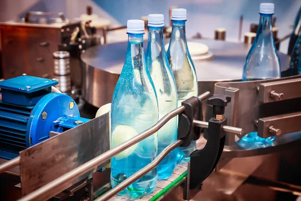 Empty glass bottles on the conveyor — Stock Photo, Image