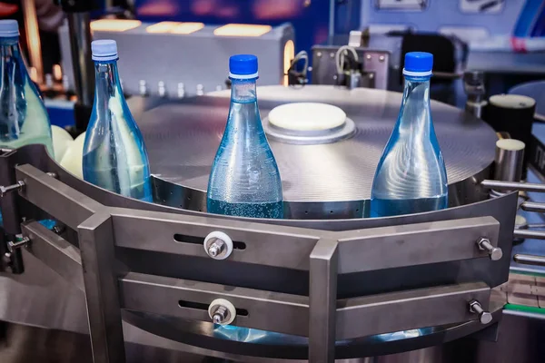 Empty glass bottles on the conveyor — Stock Photo, Image