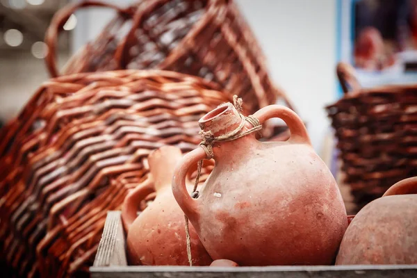 Verschillende keramische kannen en een rieten manden. — Stockfoto