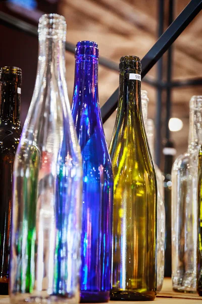 Botellas de vidrio de diferentes colores —  Fotos de Stock