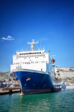 Novorossiysk, Rusya Federasyonu - 10 Aralık 2017: Sevastopol, sahil dolgu demirleyen kargo buharlarının