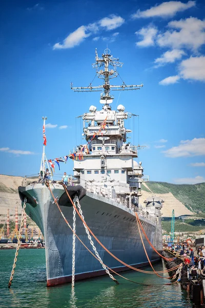 Novorossiysk, russland, 02. Mai 2016: Sowjetisches Kriegsschiff Michail Kutusow im Hafen — Stockfoto