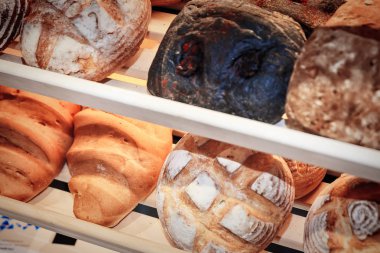 Ekmek ve ekmek çeşitleri ahşap raf üzerinde rulo