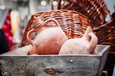 Farklı seramik testi ve hasır sepetleri.