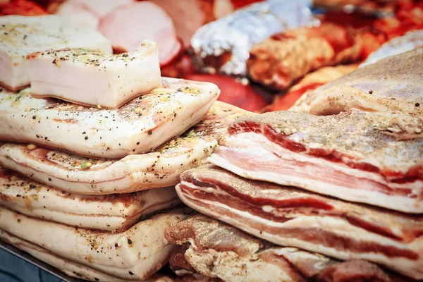 スパイスと新鮮な生の豚肉ラード — ストック写真