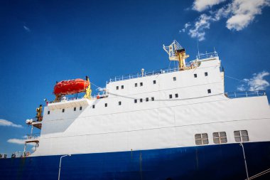 Novorossiysk, Rusya Federasyonu - 10 Aralık 2017: Sevastopol, sahil dolgu demirleyen kargo buharlarının