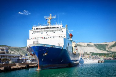 Novorossiysk, Rusya Federasyonu - 10 Aralık 2017: Sevastopol, sahil dolgu demirleyen kargo buharlarının