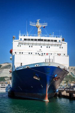 Novorossiysk, Rusya Federasyonu - 10 Aralık 2017: Sevastopol, sahil dolgu demirleyen kargo buharlarının