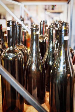 boş şarap şişeleri