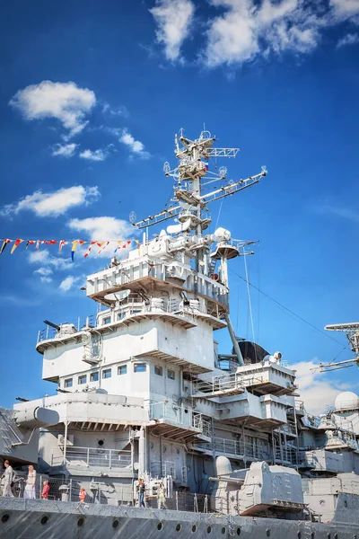 Novorossiysk, russland, 02. Mai 2016: Sowjetisches Kriegsschiff Michail Kutusow im Hafen — Stockfoto