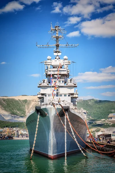 Novorossiysk, Oroszország, 2016. május 02.: Szovjet hadihajó Mihail Kutuzov kikötő — Stock Fotó