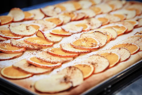 Tarta de manzana decorada con rodajas de naranja seca y rodajas de manzana —  Fotos de Stock