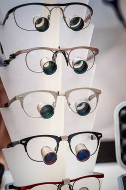 Birkaç Büyüteç gözlük diş hekimleri veya saatçiler için.