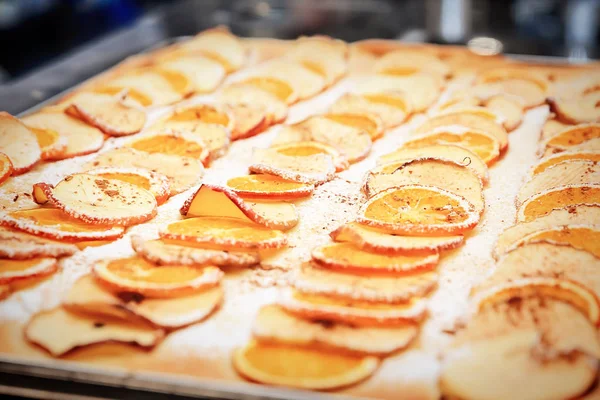 Яблочный пирог украшен сушеными апельсиновыми ломтиками и яблочными ломтиками — стоковое фото