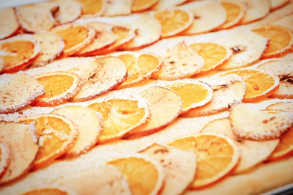 Tarta de manzana decorada con rodajas de naranja seca y rodajas de manzana — Foto de Stock