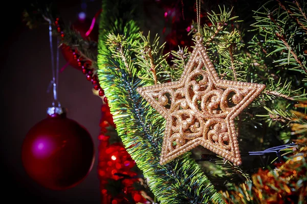 クリスマス ツリーにゴールデン スター — ストック写真