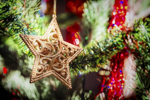 Estrella de oro en el árbol de Navidad —  Fotos de Stock