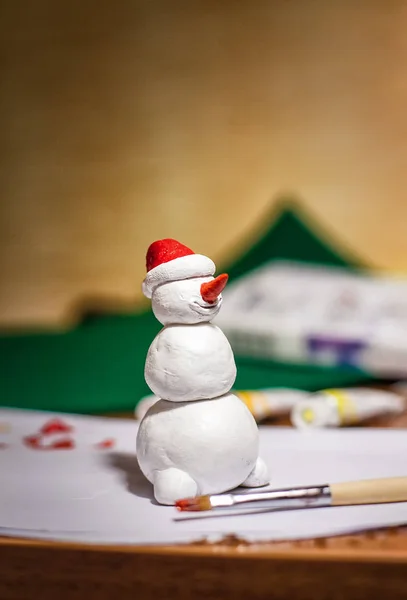 Het beeldje van een sneeuwpop maken — Stockfoto