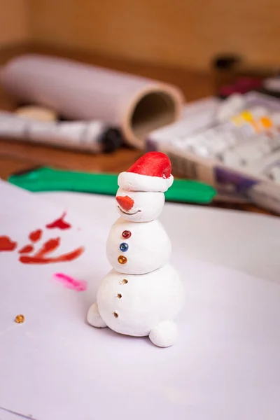 Haciendo una estatuilla de muñeco de nieve — Foto de Stock