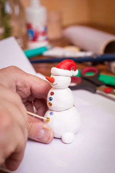 Делать фигурку снеговика — стоковое фото
