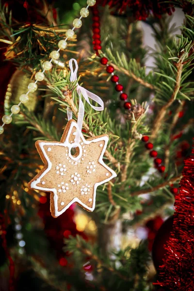 Pão de gengibre na árvore de Natal — Fotografia de Stock