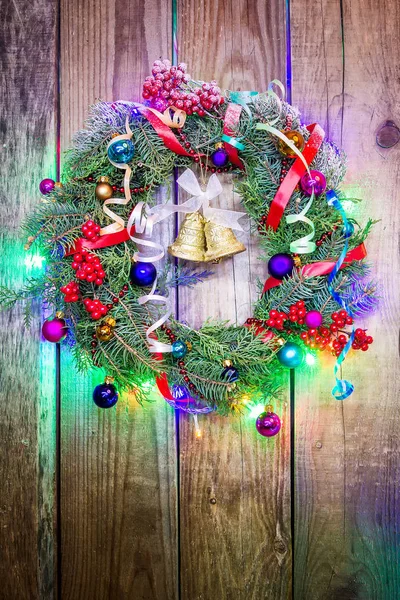 De kroon van Kerstmis op een rustieke houten muur — Stockfoto