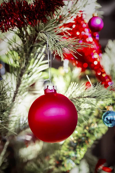 クリスマスツリー上のクリスマスボール — ストック写真