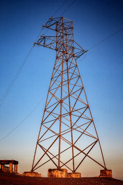 在日落时高电压电力线路 — 图库照片